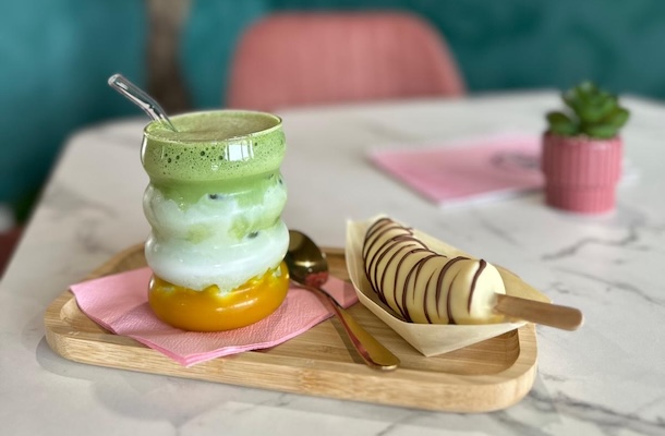 Café interiér s čokoládovými produktmi